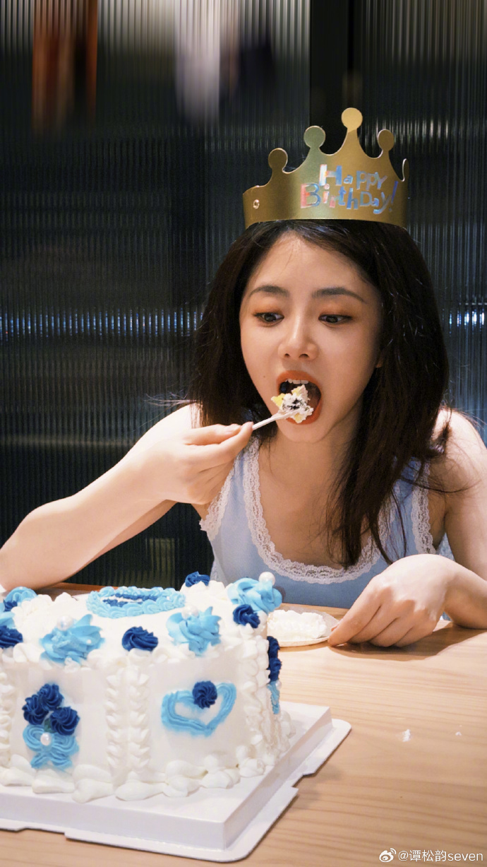 谭松韵分享生日宴会美照,素雅不失奢华,笑容甜美宛如世界小姐