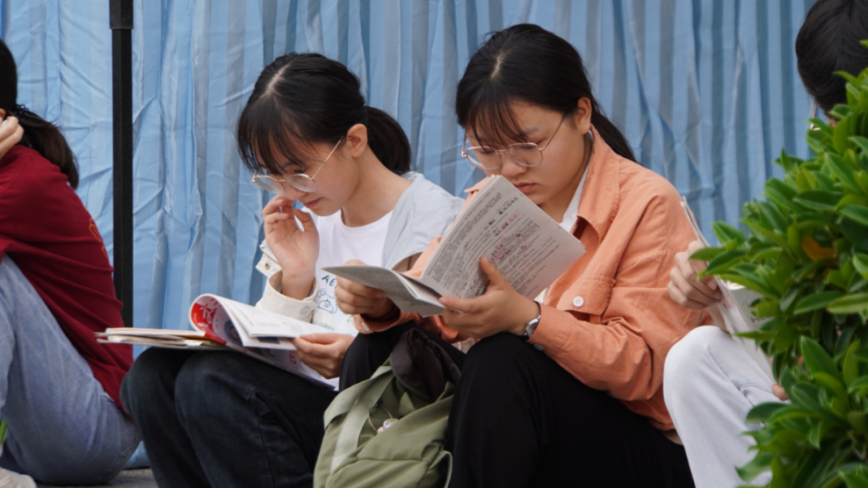 邹琼 摄个旧市,考生等待入场 个旧市融媒体中心供图蒙自一中考场外