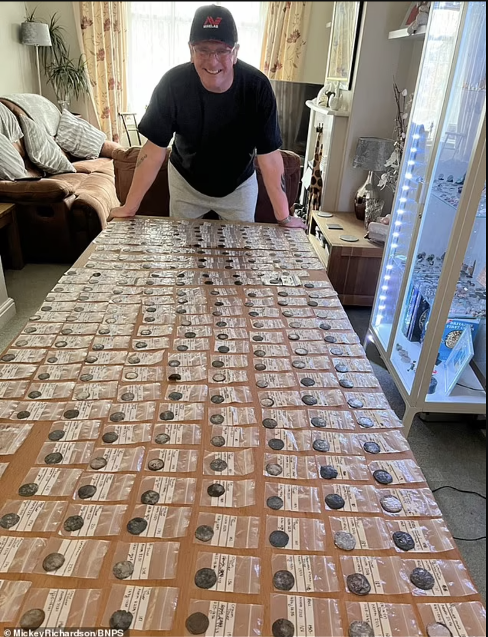 英国老人抽奖获得金属探测器,挖到234枚罕见硬币,拍卖