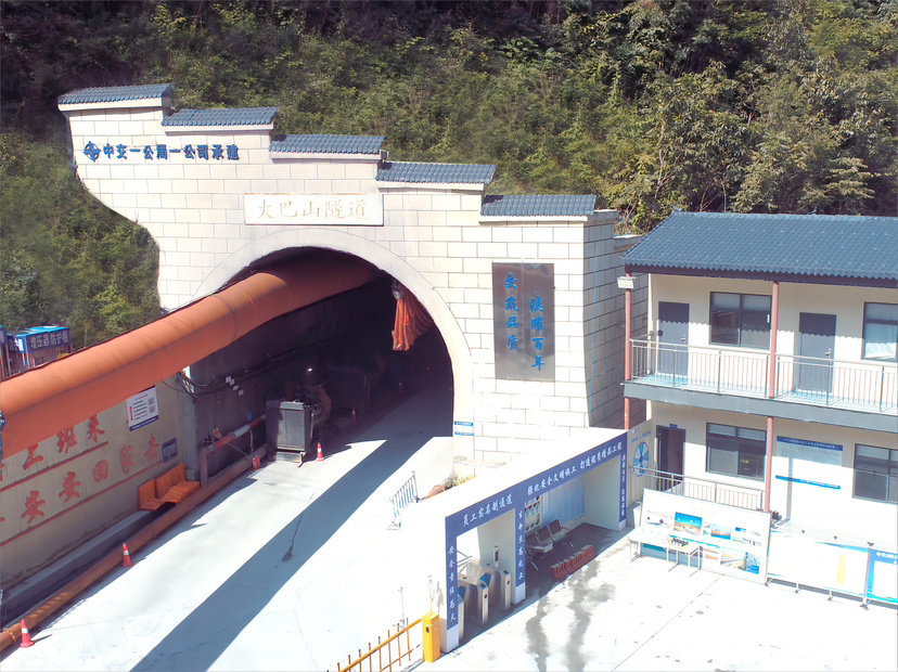 重大进展丨安岚高速大巴山特长隧道实现陕西境双线贯通