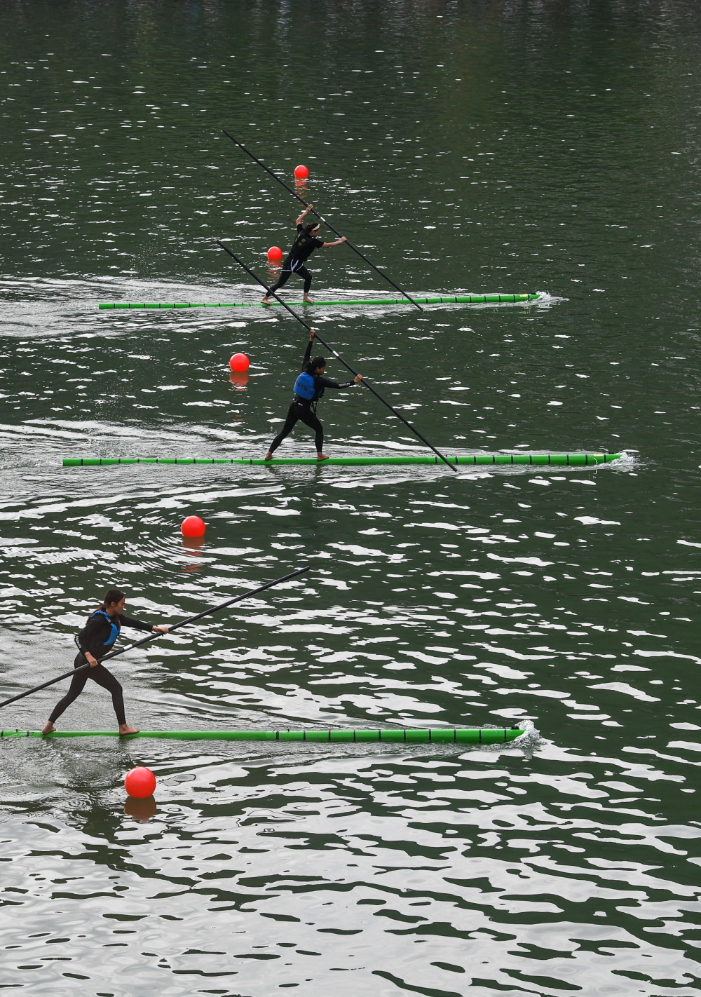 镇远古城:青山绿水独竹漂