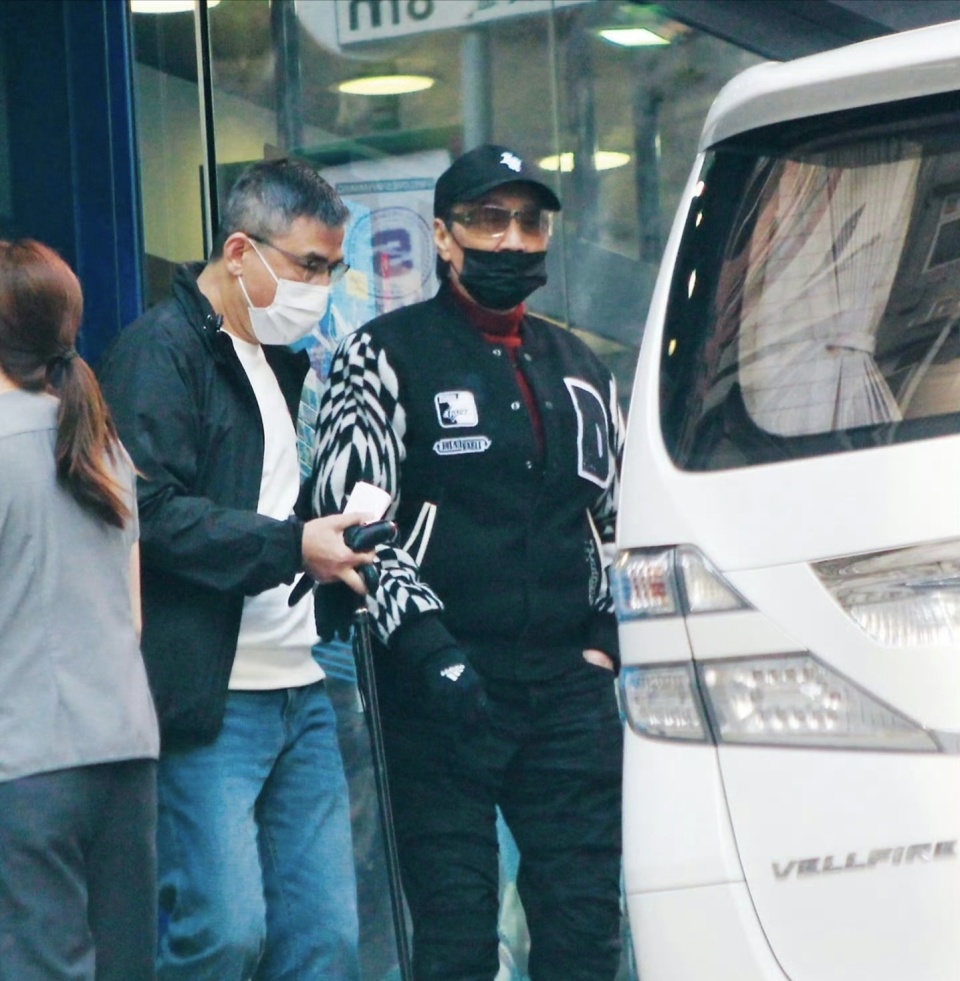 87岁谢贤拄拐杖外出饮茶,在公园和市民聊天,辟谣瘫痪入院传闻_腾讯