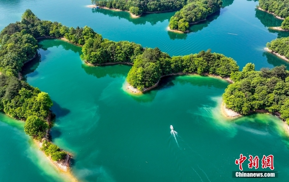 5月18日,安徽省黄山市太平湖风景区青山起伏连绵,满目青翠,湖水清澈碧