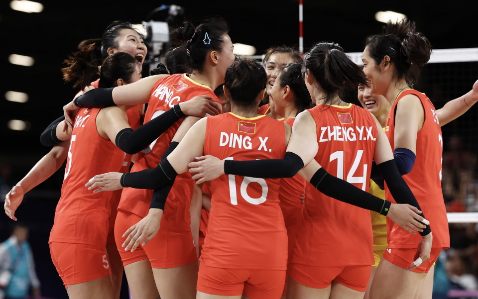 中国女排逆转击败塞尔维亚队 以全胜战绩晋级八强