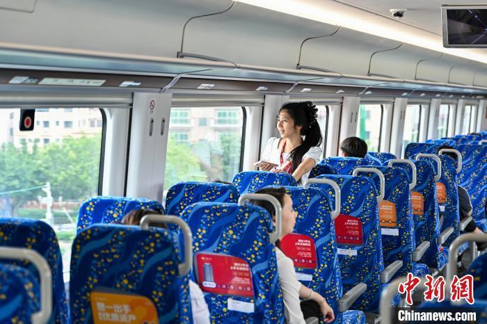 旅客乘坐佛莞城际列车出行.