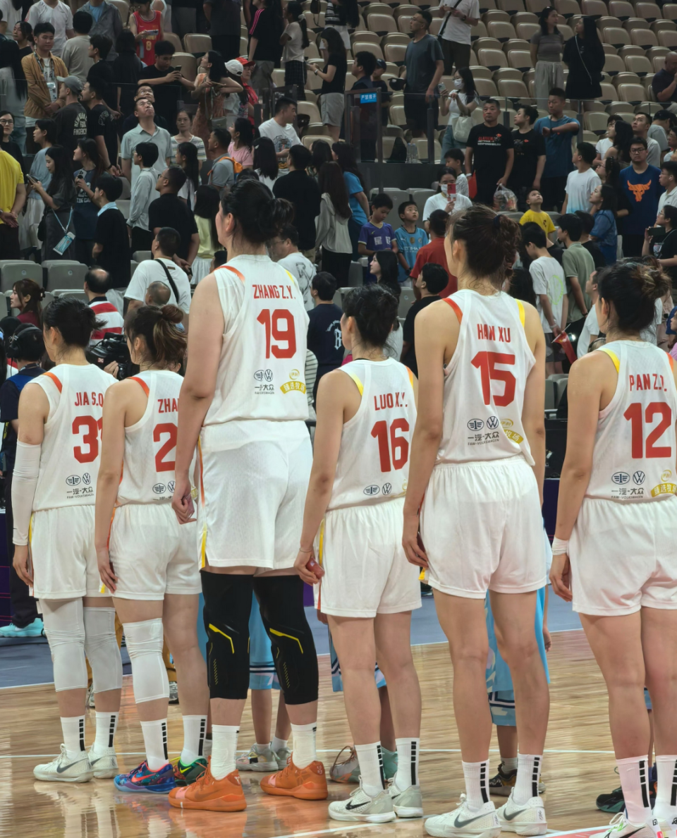 2米26张子宇，国家队首秀！这身高太离谱了，相当于男篮的2米5？