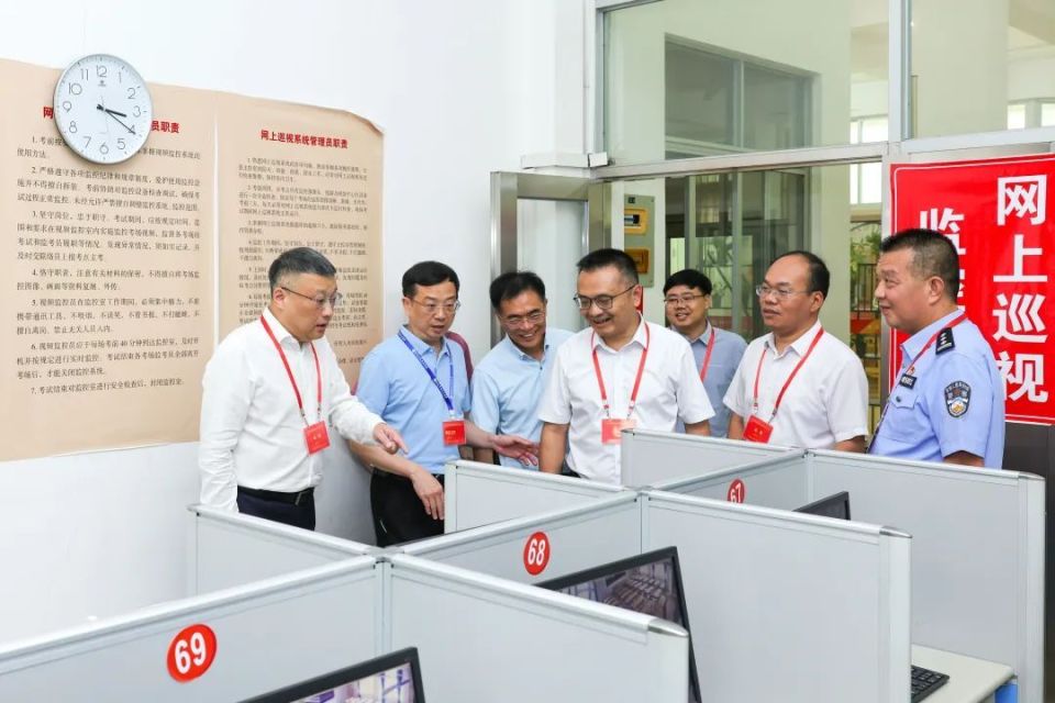 在安溪一中,沼涛中学,恒兴中学等考点,吴毓舟实地察看校门口,视频监控