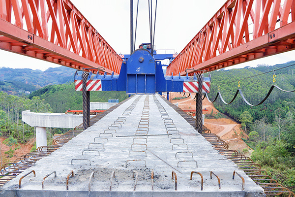 巴羌高速全线首片预制箱梁顺利架设