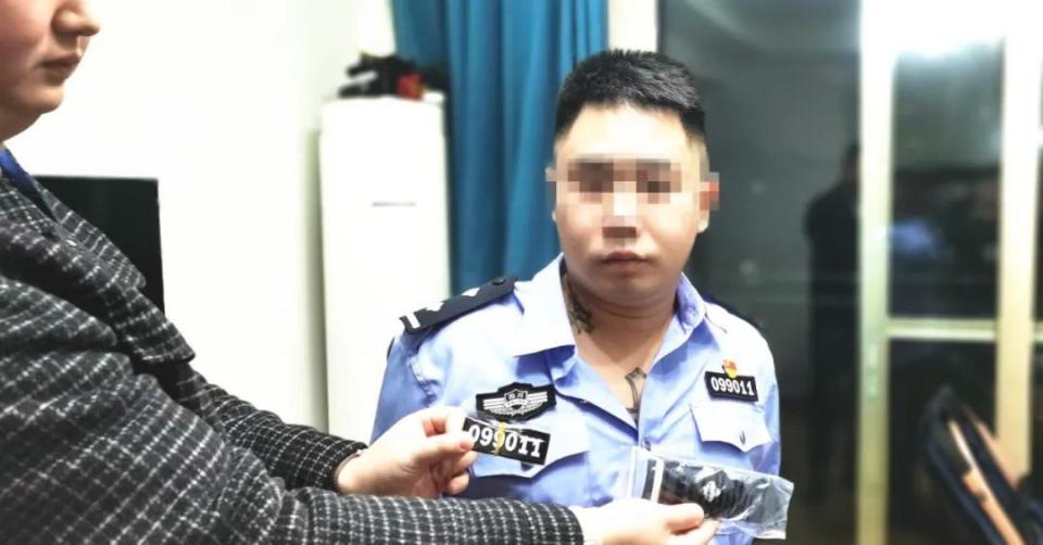 泸州一男子冒充警察4个月内与3名女子谈恋爱，自称警察收入低，女朋友不会让其买单  第3张