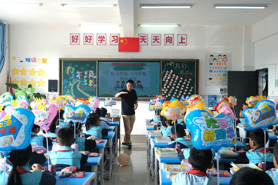 此外,开学当天,师宗县各中小学校还以交通安全,消防安全,心理健康