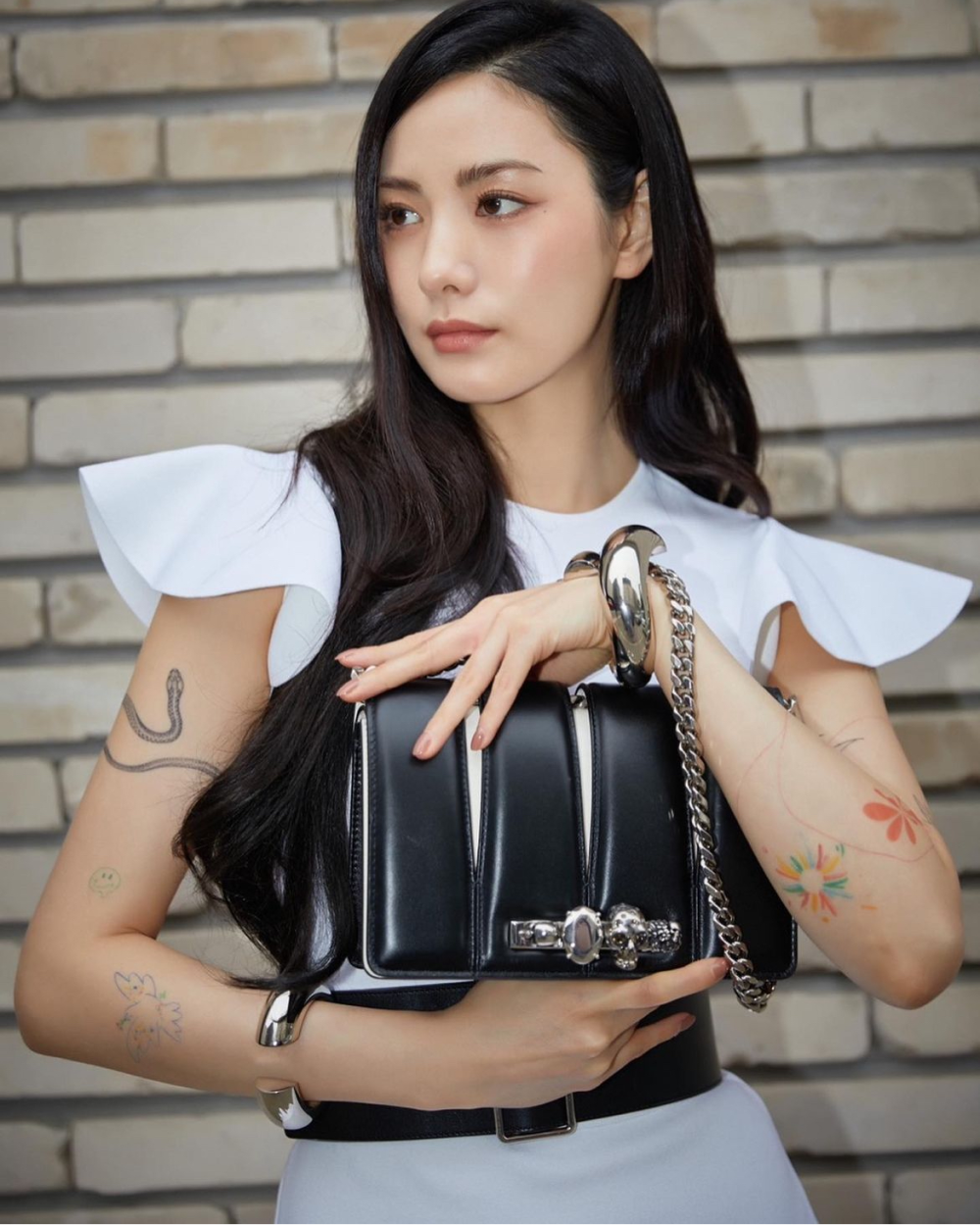 该韩国网友先是展示了林珍娜在2022年9月首次曝光其身上布满纹身的