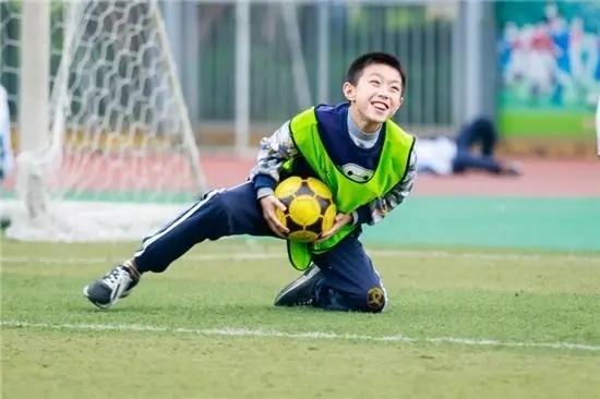 小学生踢足球的好处有哪些?起太早会影响长个子吗?网友:多虑了_腾讯新