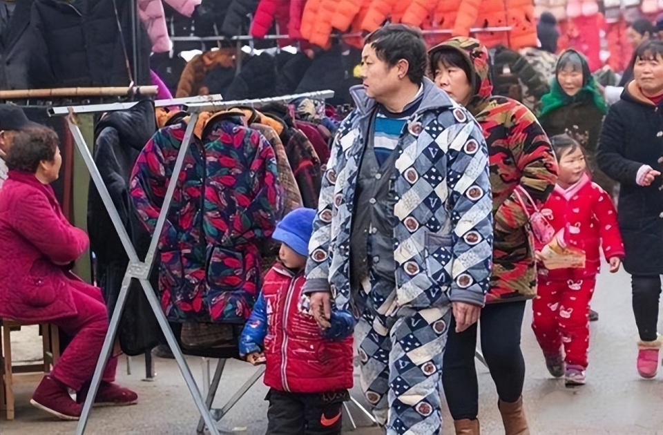 8日寒露,农村再现"炸街帮",小媳妇到中年汉,这样穿搭好吗?-腾讯新闻