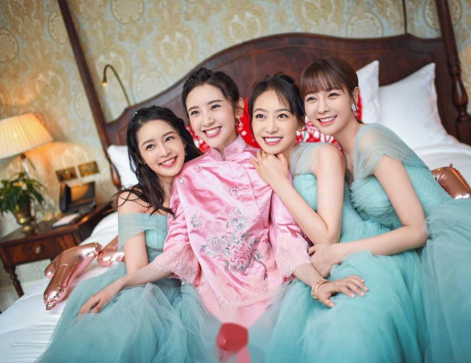 回顾张若昀唐艺昕婚礼,好闺蜜李沁做伴娘,马思纯当伴郎出尽风头