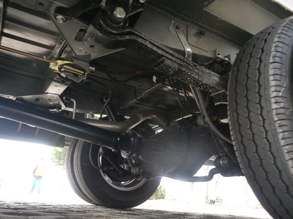 全新星锐厢货版采用了江淮独有的高承载底盘,可以轻松应对乡村和窄巷