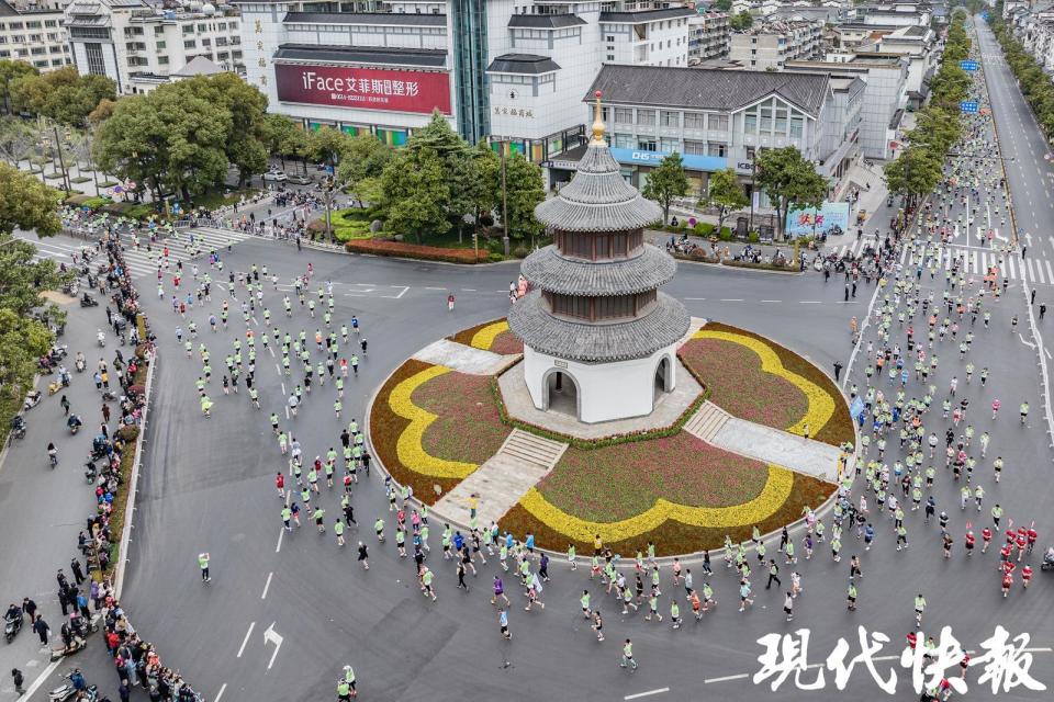 比赛当天,30000名选手齐聚扬州,从文昌东路市民中心广场出发,用脚步
