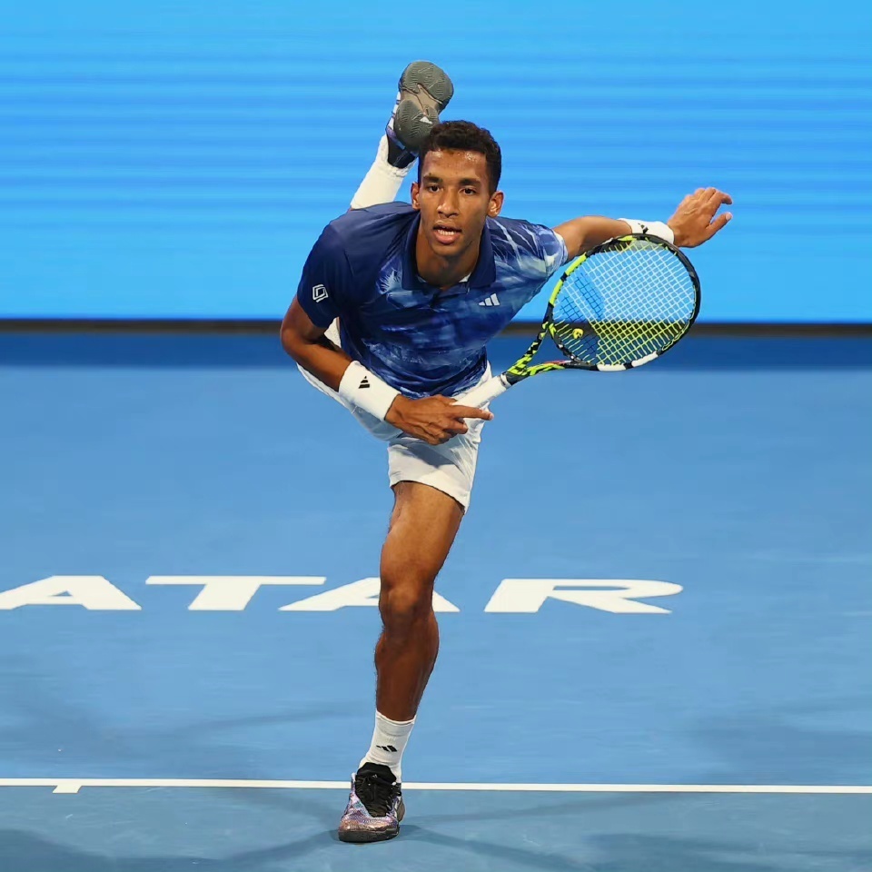 如今的00后来势汹汹,但澳网上败给科达的梅德韦杰夫却对阿利亚西姆和