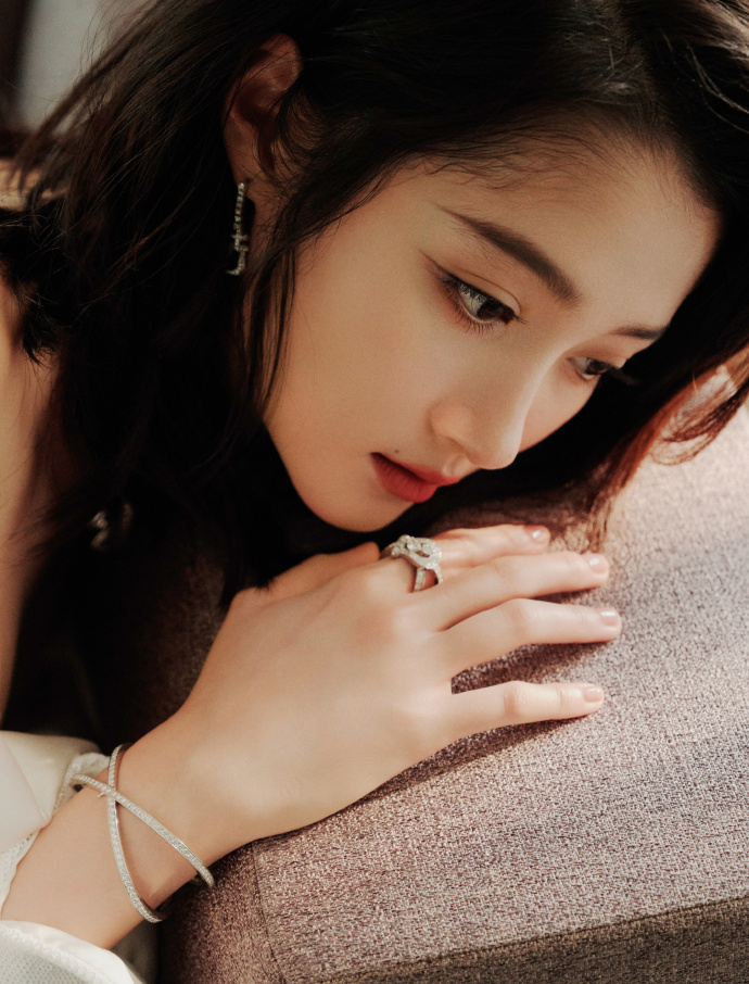 关晓彤分享海边美照,一袭白裙宛如新娘,大秀纤细美腿惹人爱_腾讯新闻