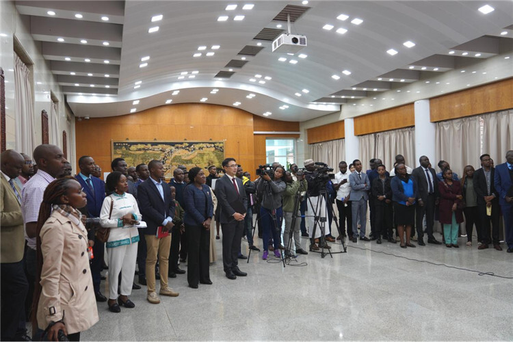 与会嘉宾和留学生们合影留念.中国驻肯尼亚大使馆