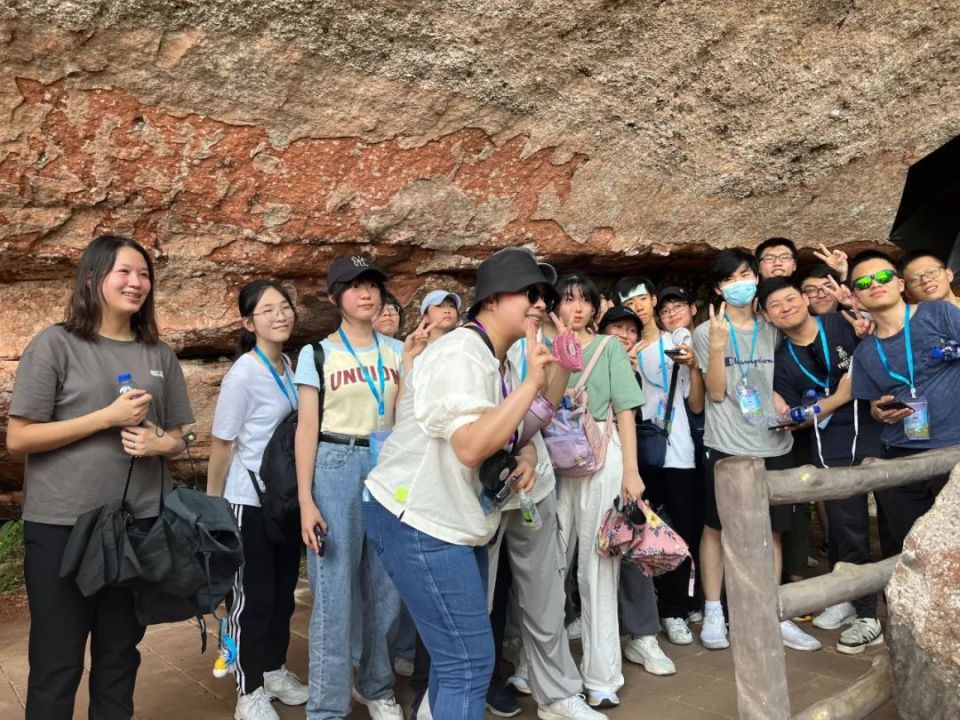 香港同学们在丹霞山博物馆聆听自然讲座.