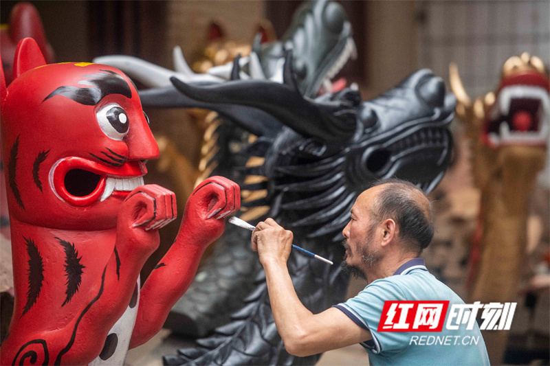 湖南道县:手工雕刻龙船头迎端午(组图)