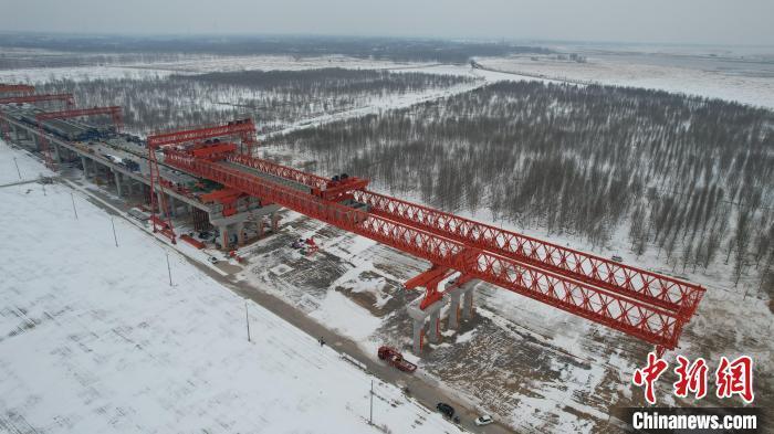 兰原高速东坝头黄河大桥超大跨径钢箱梁成功架设