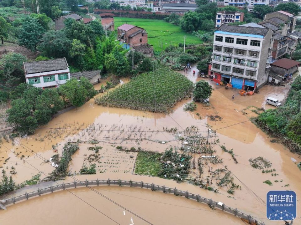 重庆5区县降下特大暴雨 15条河流出现超警戒水位洪水