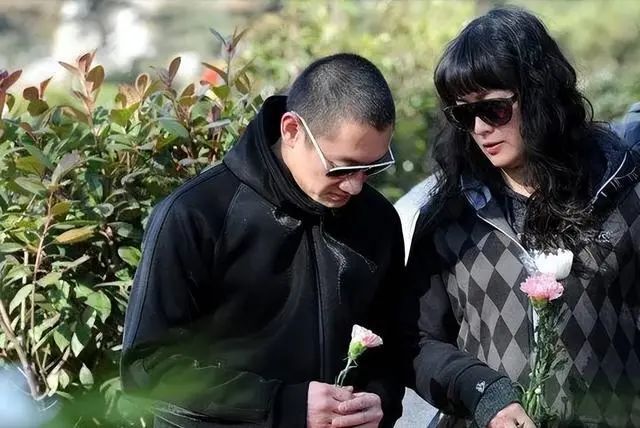 14年后再看李钰,穿婚纱下葬,男友已另成婚,母亲的坚持让人泪目_腾讯