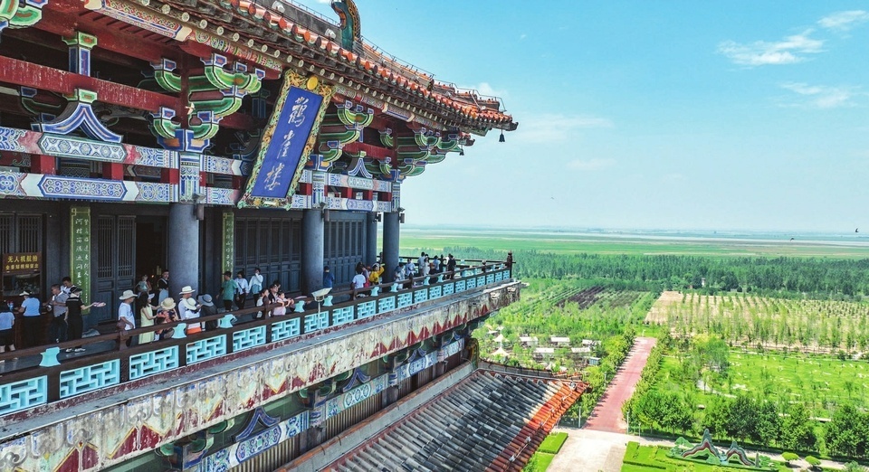 近日,在山西运城永济市鹳雀楼景区,游客登楼远眺黄河.