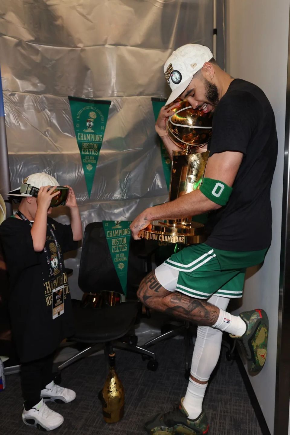 更衣室里塔图姆抱着冠军奖杯低头沉思,儿子静静看着;比赛结束塔图姆