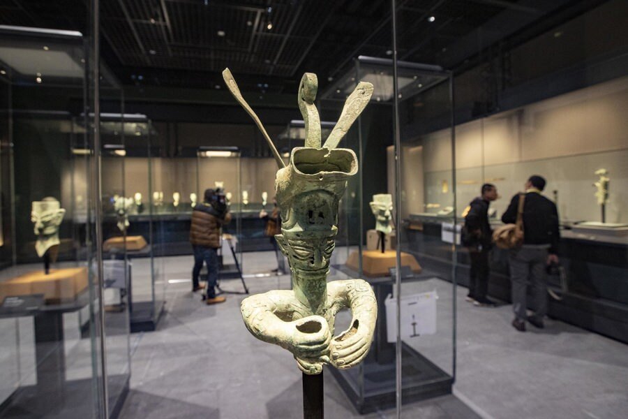 竖披发青铜人像,金面具等三星堆文物一一呈现……上博东馆首展倒计时