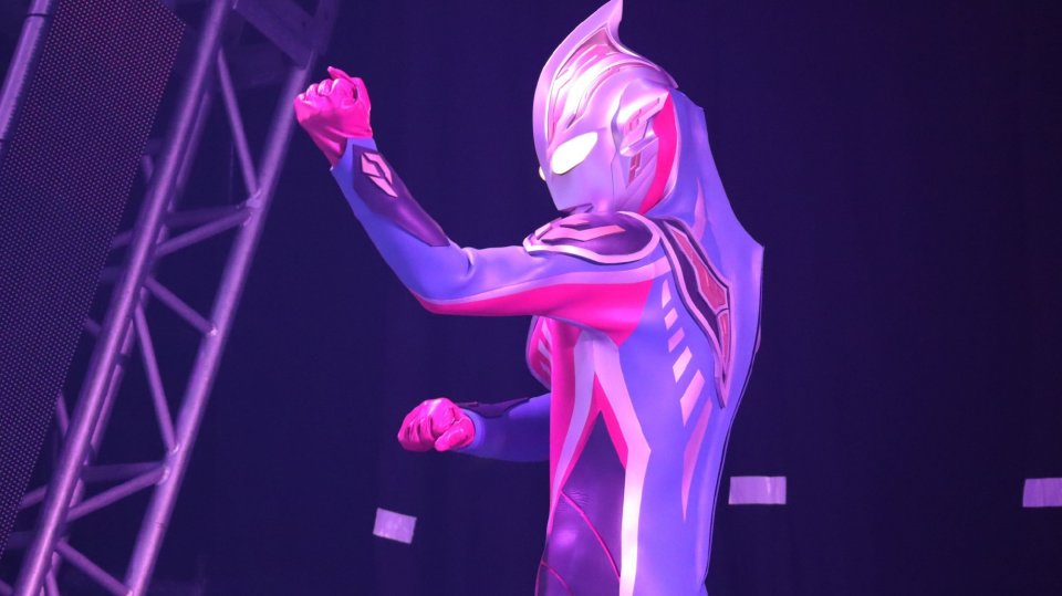 盖亚奥特曼ssv形态舞台剧写真后背造型突出一个花里胡哨