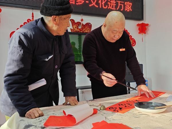 新春走基层｜春联送祝福 墨香飘口岸_腾讯新闻
