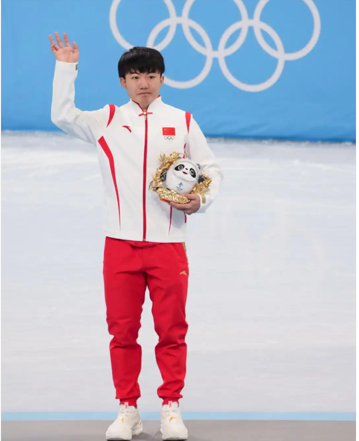 米兰冬奥会中国代表团大名单公布！青岛选手李文龙和公俐将参加短道速滑项目_腾讯新闻