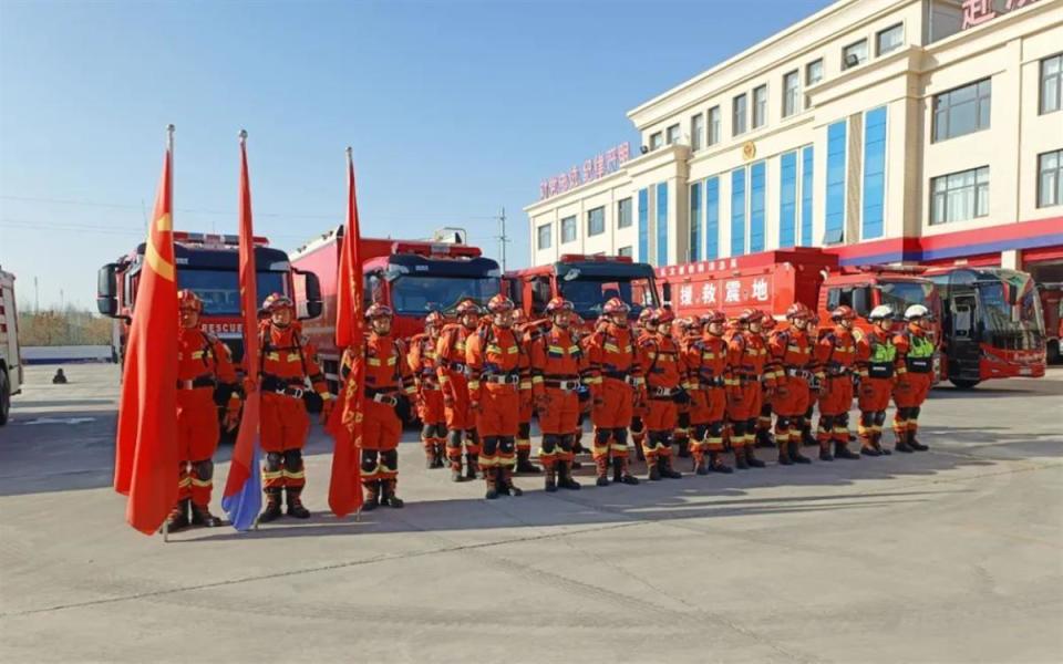 震后救援力量集结(宁夏消防官微截图)另据"宁夏消防"官方消息,震后