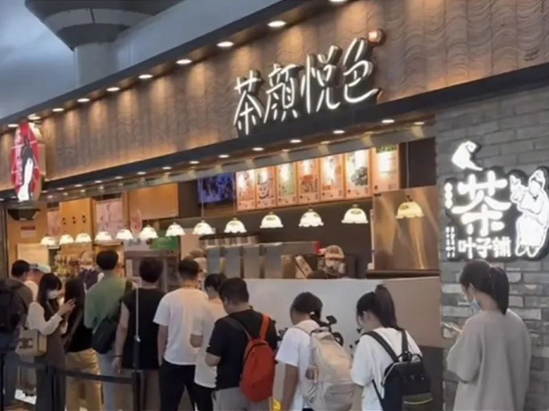 “10几个人排队，排了50分钟”，为啥茶颜悦色总是排长队？消费者吐槽：付款、取餐排两次，像智商税！客服回应_腾讯新闻