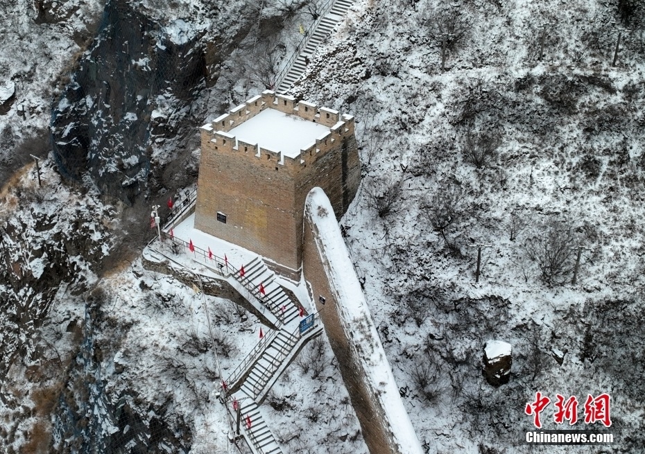 12月13日,河北省张家口市,航拍雪中的大境门长城.