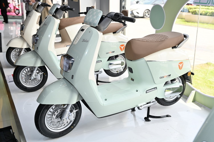 戴上头盔 一起体验雅迪2023年新款电车_腾讯新闻