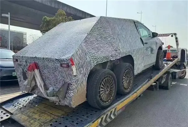 车头部分,由于是纯电动的,因此并没有使用传统内燃发动机的进气格栅.