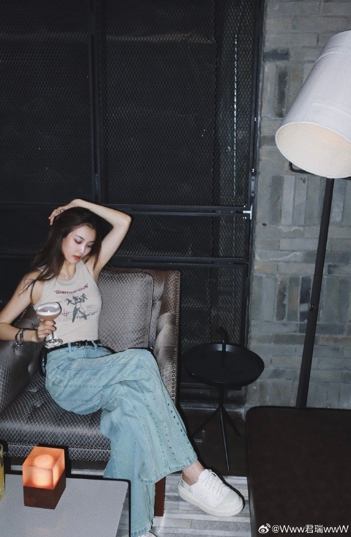 夜色撩人赵继伟娇妻王君瑞晒美照