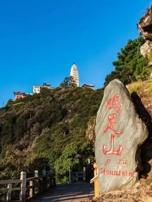 在鸡足山金顶,除了徐霞客眼中的"四观"堪称一绝外,楞严塔的巍峨雄姿也