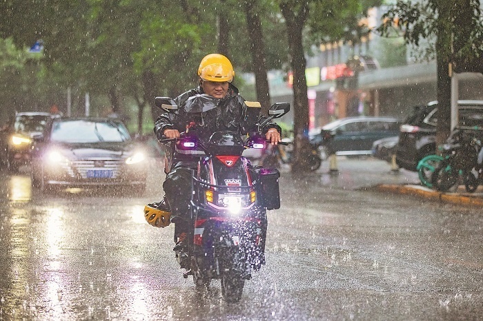 暴雨中的外卖骑手