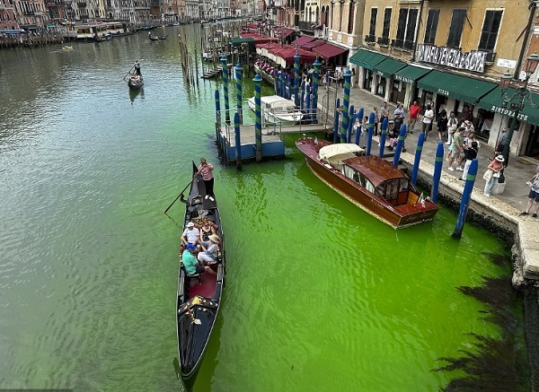 意大利威尼斯大运河的部分水域28日变成荧光绿色,引发关注.