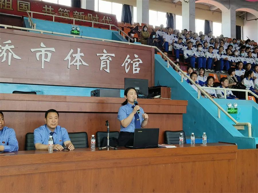 大石桥市检察院检察官们日前走进大石桥市第一初级中学,开展以学好用