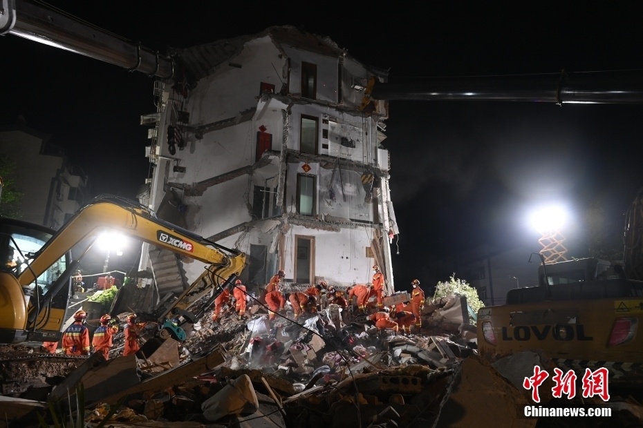 安徽铜陵一居民楼发生坍塌 直击救援现场