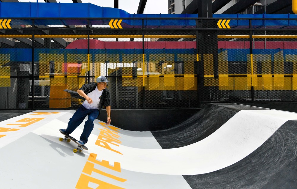 新华社记者 孙凡越 摄4月28日,在天津中海环宇城购物中心楼顶滑板公园