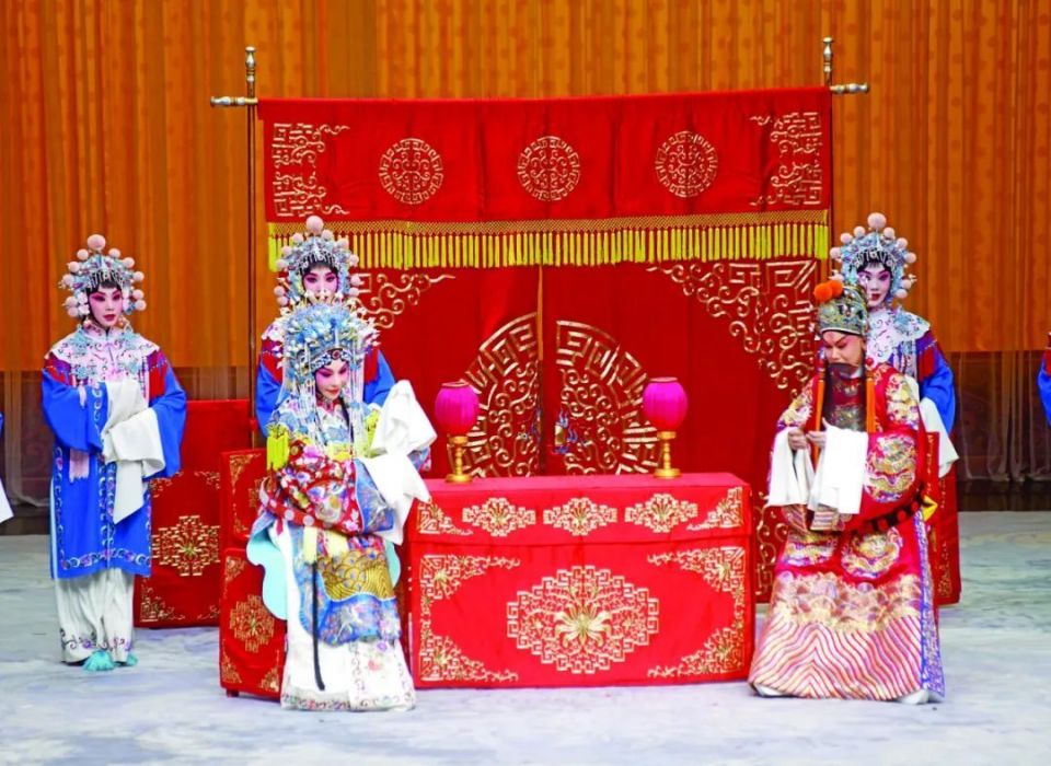 开幕大戏《龙凤呈祥》便以其行当齐全,流派纷呈,群星会聚的特点,为