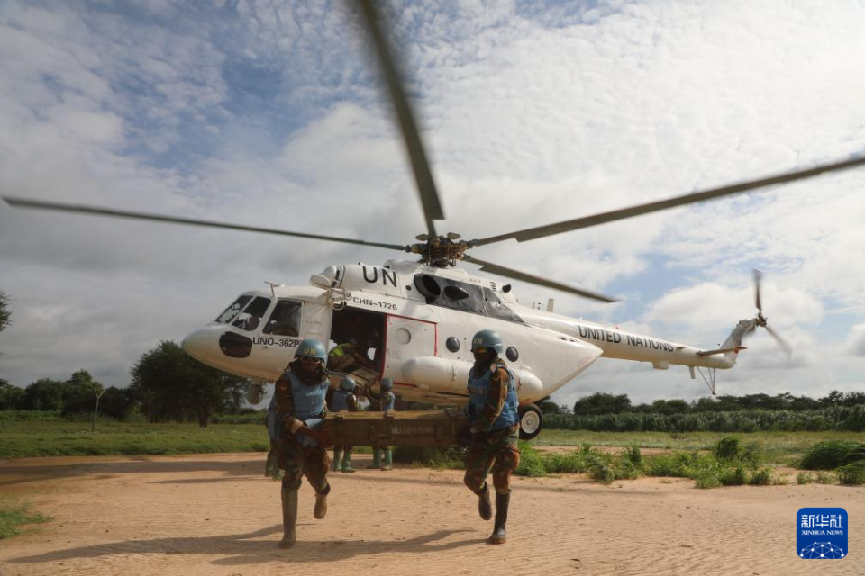 新华社发(赵领燃 摄)34岁的飞行员王开蒙和30岁的飞行员李挺,已经把这
