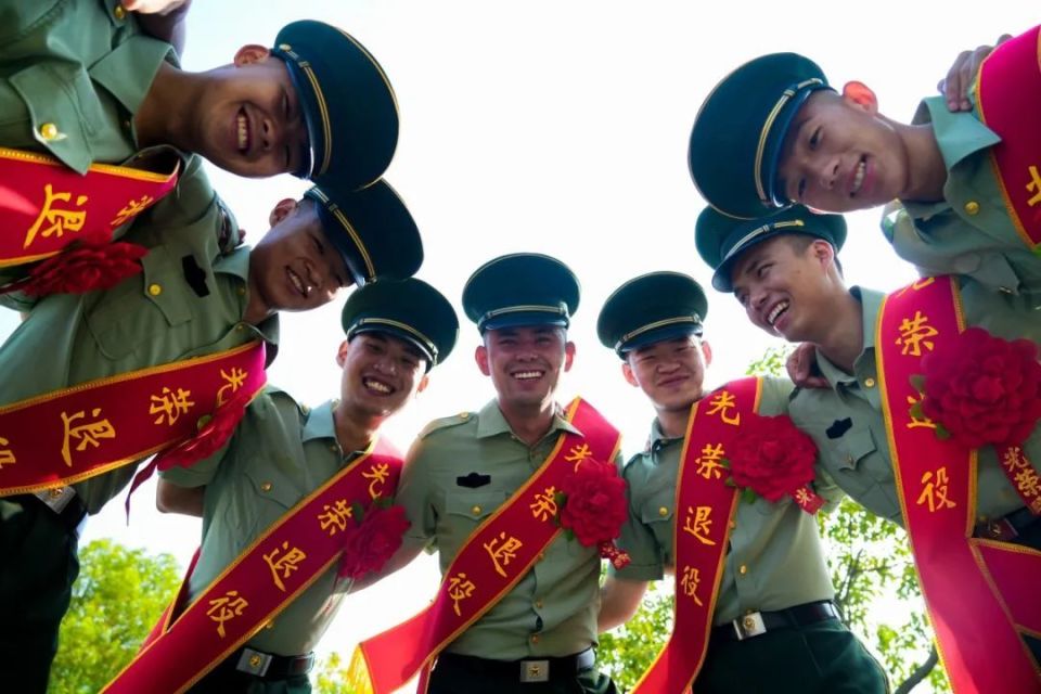 告别军营一批优秀的老兵脱下军装秋季退伍老兵欢送仪式现场驼铃声声催