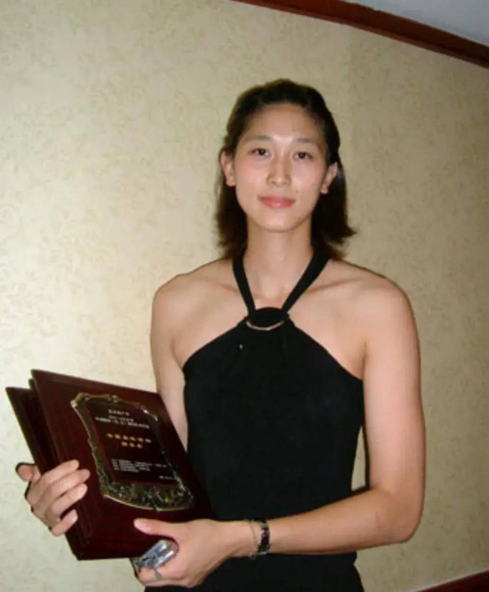 1979年1月29日,隋菲菲出生在山东青岛市,父亲隋福安曾经是山东男篮主